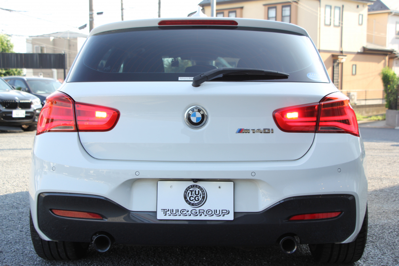 BMW 1シリーズ M140i 後期 1ｵｰﾅ 340馬力 直6ﾀｰﾎﾞB58新ｴﾝｼﾞﾝ LEDﾍｯﾄﾞﾗｲﾄ KW車高調 ﾊｰﾏﾝｶｰﾄﾞﾝ 専用ﾌﾞﾚｰｷ BBS18AW HDDﾅﾋﾞ衝突軽減ﾌﾞﾚｰｷ 車線逸脱警告 歩行者警告 ﾌﾞﾚｰｷ付ｸﾙｺﾝ 専用ｴｱﾛ 後輪駆動 8速AT 2年保証