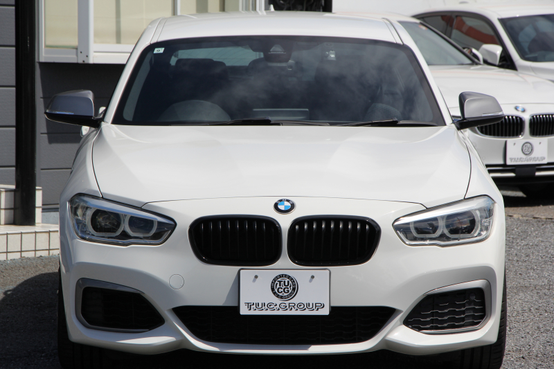 BMW 1シリーズ M140i 後期 1ｵｰﾅ 340馬力 直6ﾀｰﾎﾞB58新ｴﾝｼﾞﾝ LEDﾍｯﾄﾞﾗｲﾄ KW車高調 ﾊｰﾏﾝｶｰﾄﾞﾝ 専用ﾌﾞﾚｰｷ BBS18AW HDDﾅﾋﾞ衝突軽減ﾌﾞﾚｰｷ 車線逸脱警告 歩行者警告 ﾌﾞﾚｰｷ付ｸﾙｺﾝ 専用ｴｱﾛ 後輪駆動 8速AT 2年保証