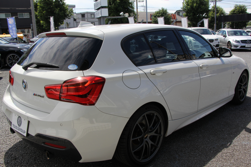 BMW 1シリーズ M140i 後期 1ｵｰﾅ 340馬力 直6ﾀｰﾎﾞB58新ｴﾝｼﾞﾝ LEDﾍｯﾄﾞﾗｲﾄ KW車高調 ﾊｰﾏﾝｶｰﾄﾞﾝ 専用ﾌﾞﾚｰｷ BBS18AW HDDﾅﾋﾞ衝突軽減ﾌﾞﾚｰｷ 車線逸脱警告 歩行者警告 ﾌﾞﾚｰｷ付ｸﾙｺﾝ 専用ｴｱﾛ 後輪駆動 8速AT 2年保証