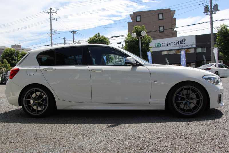 BMW 1シリーズ M140i 後期 1ｵｰﾅ 340馬力 直6ﾀｰﾎﾞB58新ｴﾝｼﾞﾝ LEDﾍｯﾄﾞﾗｲﾄ KW車高調 ﾊｰﾏﾝｶｰﾄﾞﾝ 専用ﾌﾞﾚｰｷ BBS18AW HDDﾅﾋﾞ衝突軽減ﾌﾞﾚｰｷ 車線逸脱警告 歩行者警告 ﾌﾞﾚｰｷ付ｸﾙｺﾝ 専用ｴｱﾛ 後輪駆動 8速AT 2年保証