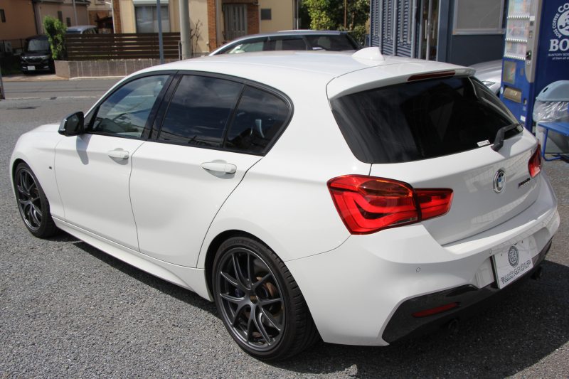 BMW 1シリーズ M140i 後期 1ｵｰﾅ 340馬力 直6ﾀｰﾎﾞB58新ｴﾝｼﾞﾝ LEDﾍｯﾄﾞﾗｲﾄ KW車高調 ﾊｰﾏﾝｶｰﾄﾞﾝ 専用ﾌﾞﾚｰｷ BBS18AW HDDﾅﾋﾞ衝突軽減ﾌﾞﾚｰｷ 車線逸脱警告 歩行者警告 ﾌﾞﾚｰｷ付ｸﾙｺﾝ 専用ｴｱﾛ 後輪駆動 8速AT 2年保証
