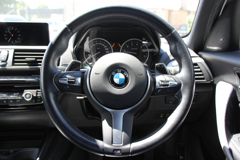 BMW 1シリーズ M140i 後期 1ｵｰﾅ 340馬力 直6ﾀｰﾎﾞB58新ｴﾝｼﾞﾝ LEDﾍｯﾄﾞﾗｲﾄ KW車高調 ﾊｰﾏﾝｶｰﾄﾞﾝ 専用ﾌﾞﾚｰｷ BBS18AW HDDﾅﾋﾞ衝突軽減ﾌﾞﾚｰｷ 車線逸脱警告 歩行者警告 ﾌﾞﾚｰｷ付ｸﾙｺﾝ 専用ｴｱﾛ 後輪駆動 8速AT 2年保証
