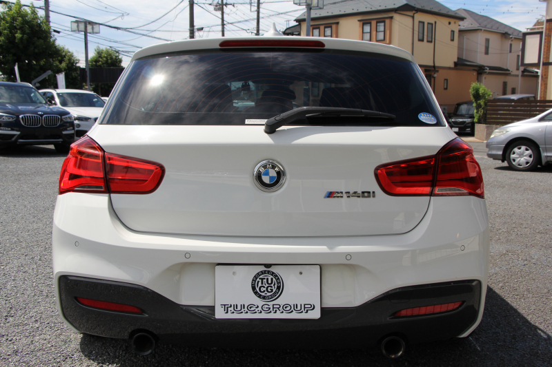 BMW 1シリーズ M140i 後期 1ｵｰﾅ 340馬力 直6ﾀｰﾎﾞB58新ｴﾝｼﾞﾝ LEDﾍｯﾄﾞﾗｲﾄ KW車高調 ﾊｰﾏﾝｶｰﾄﾞﾝ 専用ﾌﾞﾚｰｷ BBS18AW HDDﾅﾋﾞ衝突軽減ﾌﾞﾚｰｷ 車線逸脱警告 歩行者警告 ﾌﾞﾚｰｷ付ｸﾙｺﾝ 専用ｴｱﾛ 後輪駆動 8速AT 2年保証
