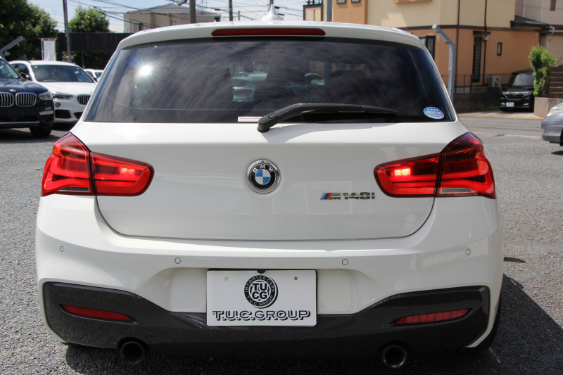 BMW 1シリーズ M140i 後期 1ｵｰﾅ 340馬力 直6ﾀｰﾎﾞB58新ｴﾝｼﾞﾝ LEDﾍｯﾄﾞﾗｲﾄ KW車高調 ﾊｰﾏﾝｶｰﾄﾞﾝ 専用ﾌﾞﾚｰｷ BBS18AW HDDﾅﾋﾞ衝突軽減ﾌﾞﾚｰｷ 車線逸脱警告 歩行者警告 ﾌﾞﾚｰｷ付ｸﾙｺﾝ 専用ｴｱﾛ 後輪駆動 8速AT 2年保証