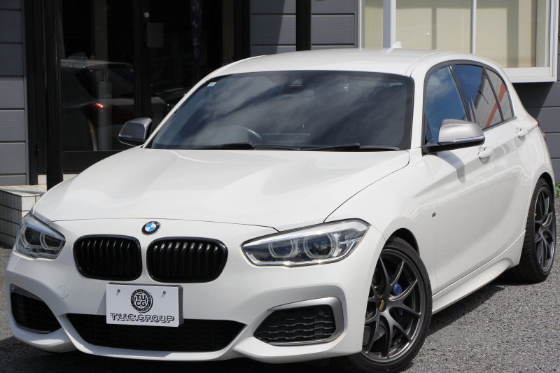 BMW 1シリーズ M140i 後期 1ｵｰﾅ 340馬力 直6ﾀｰﾎﾞB58新ｴﾝｼﾞﾝ LEDﾍｯﾄﾞﾗｲﾄ KW車高調 ﾊｰﾏﾝｶｰﾄﾞﾝ 専用ﾌﾞﾚｰｷ BBS18AW HDDﾅﾋﾞ衝突軽減ﾌﾞﾚｰｷ 車線逸脱警告 歩行者警告 ﾌﾞﾚｰｷ付ｸﾙｺﾝ 専用ｴｱﾛ 後輪駆動 8速AT 2年保証