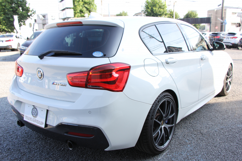 BMW 1シリーズ M140i 後期 1ｵｰﾅ 340馬力 直6ﾀｰﾎﾞB58新ｴﾝｼﾞﾝ LEDﾍｯﾄﾞﾗｲﾄ KW車高調 ﾊｰﾏﾝｶｰﾄﾞﾝ 専用ﾌﾞﾚｰｷ BBS18AW HDDﾅﾋﾞ衝突軽減ﾌﾞﾚｰｷ 車線逸脱警告 歩行者警告 ﾌﾞﾚｰｷ付ｸﾙｺﾝ 専用ｴｱﾛ 後輪駆動 8速AT 2年保証