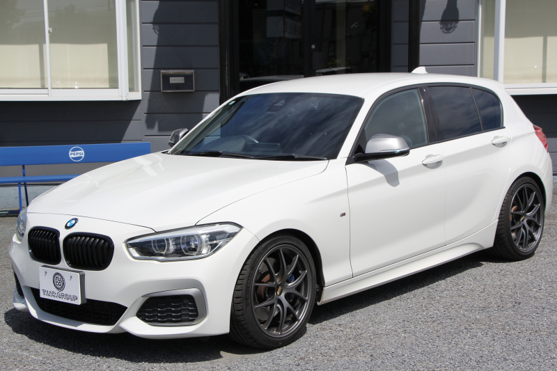 BMW 1シリーズ M140i 後期 1ｵｰﾅ 340馬力 直6ﾀｰﾎﾞB58新ｴﾝｼﾞﾝ LEDﾍｯﾄﾞﾗｲﾄ KW車高調 ﾊｰﾏﾝｶｰﾄﾞﾝ 専用ﾌﾞﾚｰｷ BBS18AW HDDﾅﾋﾞ衝突軽減ﾌﾞﾚｰｷ 車線逸脱警告 歩行者警告 ﾌﾞﾚｰｷ付ｸﾙｺﾝ 専用ｴｱﾛ 後輪駆動 8速AT 2年保証