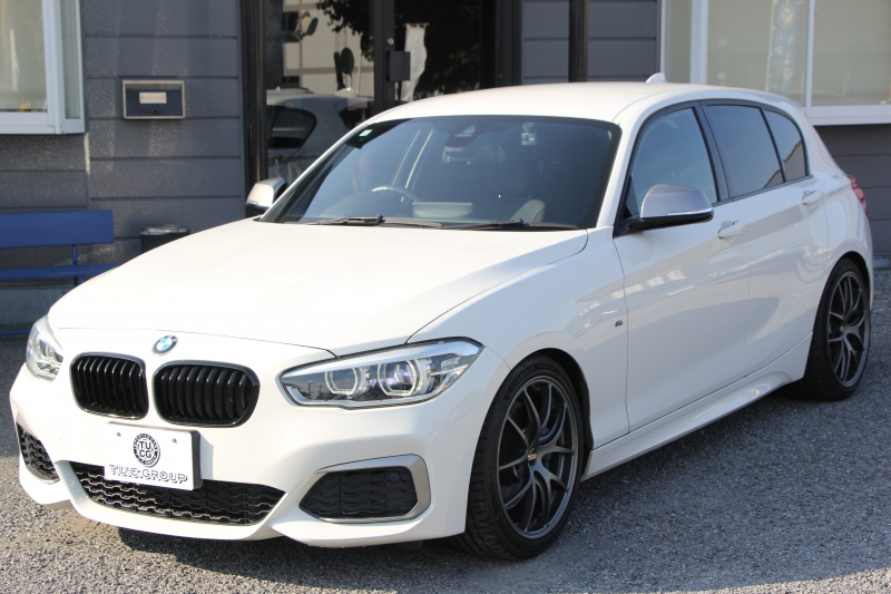 BMW 1シリーズ M140i 後期 1ｵｰﾅ 340馬力 直6ﾀｰﾎﾞB58新ｴﾝｼﾞﾝ LEDﾍｯﾄﾞﾗｲﾄ KW車高調 ﾊｰﾏﾝｶｰﾄﾞﾝ 専用ﾌﾞﾚｰｷ BBS18AW HDDﾅﾋﾞ衝突軽減ﾌﾞﾚｰｷ 車線逸脱警告 歩行者警告 ﾌﾞﾚｰｷ付ｸﾙｺﾝ 専用ｴｱﾛ 後輪駆動 8速AT 2年保証