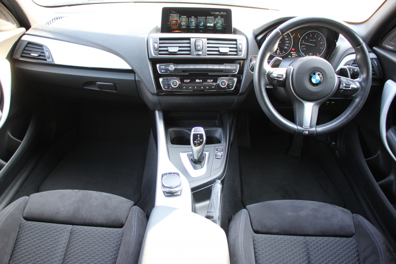 BMW 1シリーズ M140i 後期 1ｵｰﾅ 340馬力 直6ﾀｰﾎﾞB58新ｴﾝｼﾞﾝ LEDﾍｯﾄﾞﾗｲﾄ KW車高調 ﾊｰﾏﾝｶｰﾄﾞﾝ 専用ﾌﾞﾚｰｷ BBS18AW HDDﾅﾋﾞ衝突軽減ﾌﾞﾚｰｷ 車線逸脱警告 歩行者警告 ﾌﾞﾚｰｷ付ｸﾙｺﾝ 専用ｴｱﾛ 後輪駆動 8速AT 2年保証