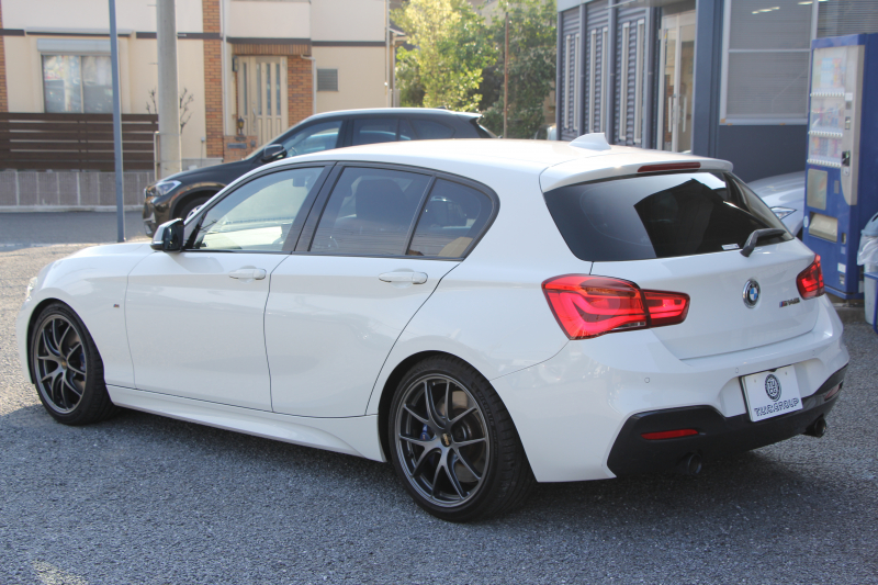 BMW 1シリーズ M140i 後期 1ｵｰﾅ 340馬力 直6ﾀｰﾎﾞB58新ｴﾝｼﾞﾝ LEDﾍｯﾄﾞﾗｲﾄ KW車高調 ﾊｰﾏﾝｶｰﾄﾞﾝ 専用ﾌﾞﾚｰｷ BBS18AW HDDﾅﾋﾞ衝突軽減ﾌﾞﾚｰｷ 車線逸脱警告 歩行者警告 ﾌﾞﾚｰｷ付ｸﾙｺﾝ 専用ｴｱﾛ 後輪駆動 8速AT 2年保証