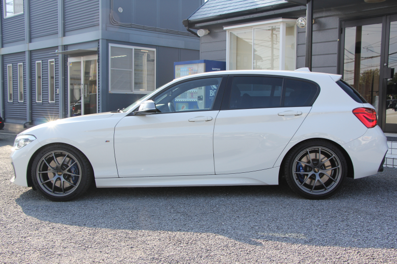 BMW 1シリーズ M140i 後期 1ｵｰﾅ 340馬力 直6ﾀｰﾎﾞB58新ｴﾝｼﾞﾝ LEDﾍｯﾄﾞﾗｲﾄ KW車高調 ﾊｰﾏﾝｶｰﾄﾞﾝ 専用ﾌﾞﾚｰｷ BBS18AW HDDﾅﾋﾞ衝突軽減ﾌﾞﾚｰｷ 車線逸脱警告 歩行者警告 ﾌﾞﾚｰｷ付ｸﾙｺﾝ 専用ｴｱﾛ 後輪駆動 8速AT 2年保証