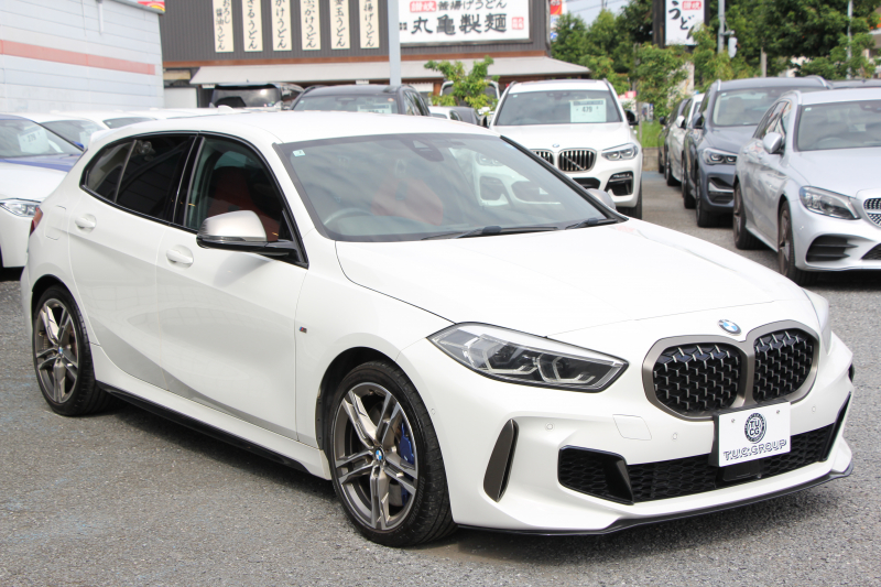 BMW 1シリーズ M135i Xdrive 4WD 306馬力 ﾋｰﾀｰ赤革 Mｽﾎﾟｰﾂｼｰﾄ Mｼｰﾄﾍﾞﾙﾄ ｱﾀﾞﾌﾟﾃｨﾌﾞMｻｽ Mｽﾎﾟｰﾂﾌﾞﾚｰｷ 追従ACC LEDﾍｯﾄﾞﾗｲﾄ BMWﾗｲﾌﾞｺｯｸﾋﾟｯﾄ ｱｯﾌﾟﾙｶｰﾌﾟﾚｲ ﾀｯﾁ画面HDDﾅﾋﾞ後退ｱｼｽﾄ ﾜｲﾔﾚｽ充電 ｽﾏｰﾄｷｰ ｲﾙﾐﾎﾞｽﾄﾝﾄﾘﾑ 2年保証