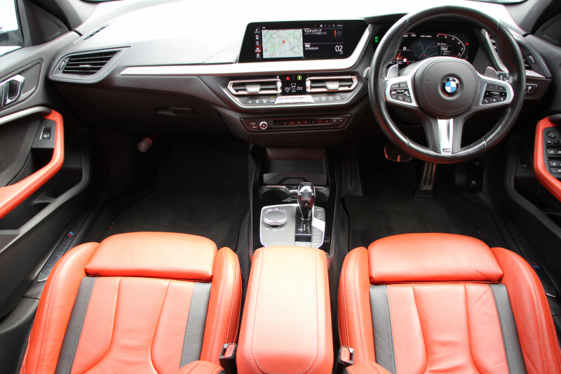 BMW 1シリーズ M135i Xdrive 4WD 306馬力 ﾋｰﾀｰ赤革 Mｽﾎﾟｰﾂｼｰﾄ Mｼｰﾄﾍﾞﾙﾄ ｱﾀﾞﾌﾟﾃｨﾌﾞMｻｽ Mｽﾎﾟｰﾂﾌﾞﾚｰｷ 追従ACC LEDﾍｯﾄﾞﾗｲﾄ BMWﾗｲﾌﾞｺｯｸﾋﾟｯﾄ ｱｯﾌﾟﾙｶｰﾌﾟﾚｲ ﾀｯﾁ画面HDDﾅﾋﾞ後退ｱｼｽﾄ ﾜｲﾔﾚｽ充電 ｽﾏｰﾄｷｰ ｲﾙﾐﾎﾞｽﾄﾝﾄﾘﾑ 2年保証