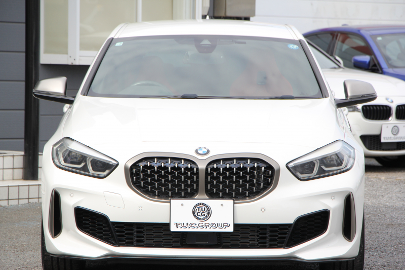BMW 1シリーズ M135i Xdrive 4WD 306馬力 ﾋｰﾀｰ赤革 Mｽﾎﾟｰﾂｼｰﾄ Mｼｰﾄﾍﾞﾙﾄ ｱﾀﾞﾌﾟﾃｨﾌﾞMｻｽ Mｽﾎﾟｰﾂﾌﾞﾚｰｷ 追従ACC LEDﾍｯﾄﾞﾗｲﾄ BMWﾗｲﾌﾞｺｯｸﾋﾟｯﾄ ｱｯﾌﾟﾙｶｰﾌﾟﾚｲ ﾀｯﾁ画面HDDﾅﾋﾞ後退ｱｼｽﾄ ﾜｲﾔﾚｽ充電 ｽﾏｰﾄｷｰ ｲﾙﾐﾎﾞｽﾄﾝﾄﾘﾑ 2年保証
