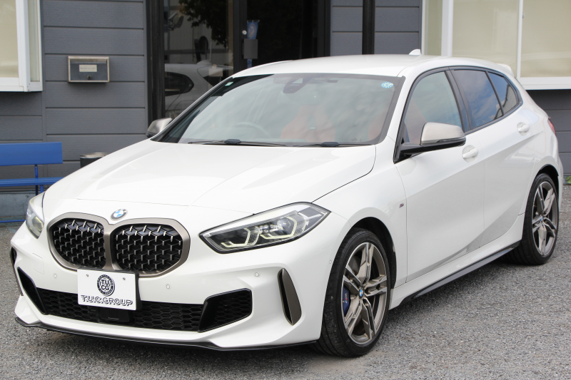 BMW 1シリーズ M135i Xdrive 4WD 306馬力 ﾋｰﾀｰ赤革 Mｽﾎﾟｰﾂｼｰﾄ Mｼｰﾄﾍﾞﾙﾄ ｱﾀﾞﾌﾟﾃｨﾌﾞMｻｽ Mｽﾎﾟｰﾂﾌﾞﾚｰｷ 追従ACC LEDﾍｯﾄﾞﾗｲﾄ BMWﾗｲﾌﾞｺｯｸﾋﾟｯﾄ ｱｯﾌﾟﾙｶｰﾌﾟﾚｲ ﾀｯﾁ画面HDDﾅﾋﾞ後退ｱｼｽﾄ ﾜｲﾔﾚｽ充電 ｽﾏｰﾄｷｰ ｲﾙﾐﾎﾞｽﾄﾝﾄﾘﾑ 2年保証
