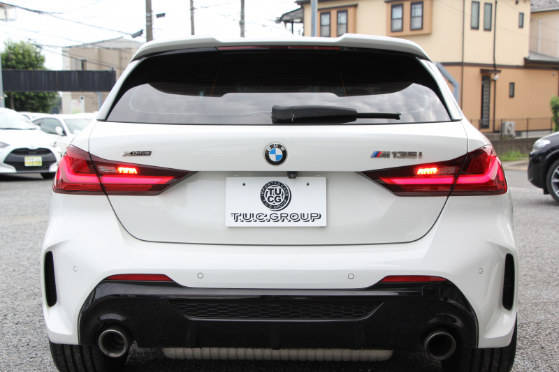 BMW 1シリーズ M135i Xdrive 4WD 306馬力 ﾋｰﾀｰ赤革 Mｽﾎﾟｰﾂｼｰﾄ Mｼｰﾄﾍﾞﾙﾄ ｱﾀﾞﾌﾟﾃｨﾌﾞMｻｽ Mｽﾎﾟｰﾂﾌﾞﾚｰｷ 追従ACC LEDﾍｯﾄﾞﾗｲﾄ BMWﾗｲﾌﾞｺｯｸﾋﾟｯﾄ ｱｯﾌﾟﾙｶｰﾌﾟﾚｲ ﾀｯﾁ画面HDDﾅﾋﾞ後退ｱｼｽﾄ ﾜｲﾔﾚｽ充電 ｽﾏｰﾄｷｰ ｲﾙﾐﾎﾞｽﾄﾝﾄﾘﾑ 2年保証