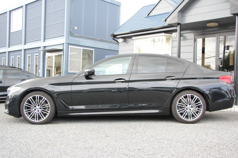 BMW 5シリーズ 523i Mｽﾎﾟｰﾂ ﾊｲﾗｲﾝ 全席ﾋｰﾀｰ黒革 HUD ｼﾞｪｽﾁｬｰｺﾝﾄﾛｰﾙ ﾜｲﾔﾚｽ充電 追従ACC ｽﾃｱﾘﾝｸﾞｻﾎﾟｰﾄ 液晶ﾒｰﾀｰ ﾀｯﾁ画面HDDﾅﾋﾞTV LEDﾍｯﾄﾞﾗｲﾄ ｵｰﾄﾊｲﾋﾞｰﾑ 360度ｶﾒﾗ 電動ﾄﾗﾝｸ 専用ｴｱﾛ ﾊﾟﾄﾞﾙｼﾌﾄ 19AW 2年保証