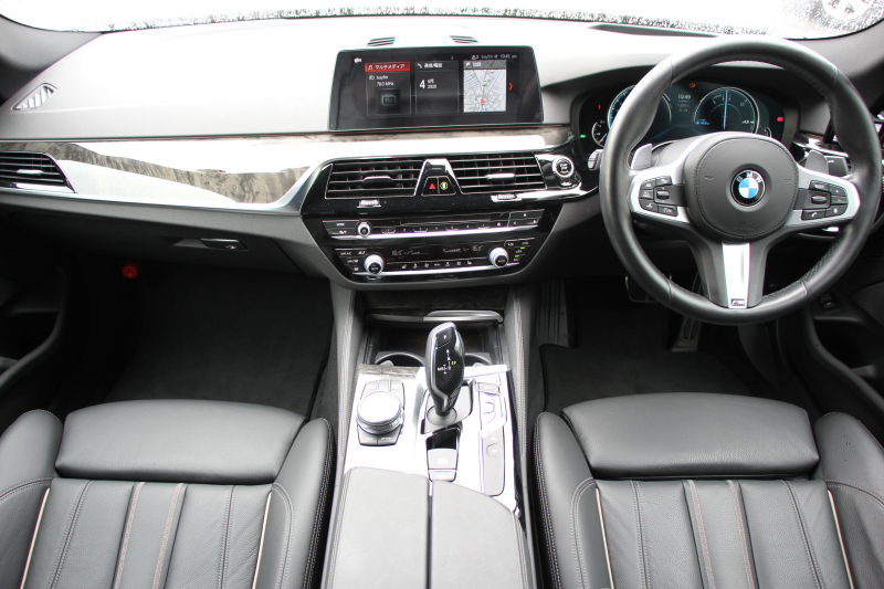 BMW 5シリーズ 523i Mｽﾎﾟｰﾂ ﾊｲﾗｲﾝ 全席ﾋｰﾀｰ黒革 HUD ｼﾞｪｽﾁｬｰｺﾝﾄﾛｰﾙ ﾜｲﾔﾚｽ充電 追従ACC ｽﾃｱﾘﾝｸﾞｻﾎﾟｰﾄ 液晶ﾒｰﾀｰ ﾀｯﾁ画面HDDﾅﾋﾞTV LEDﾍｯﾄﾞﾗｲﾄ ｵｰﾄﾊｲﾋﾞｰﾑ 360度ｶﾒﾗ 電動ﾄﾗﾝｸ 専用ｴｱﾛ ﾊﾟﾄﾞﾙｼﾌﾄ 19AW 2年保証