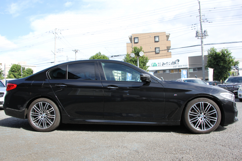 BMW 5シリーズ 523i Mｽﾎﾟｰﾂ ﾊｲﾗｲﾝ 全席ﾋｰﾀｰ黒革 HUD ｼﾞｪｽﾁｬｰｺﾝﾄﾛｰﾙ ﾜｲﾔﾚｽ充電 追従ACC ｽﾃｱﾘﾝｸﾞｻﾎﾟｰﾄ 液晶ﾒｰﾀｰ ﾀｯﾁ画面HDDﾅﾋﾞTV LEDﾍｯﾄﾞﾗｲﾄ ｵｰﾄﾊｲﾋﾞｰﾑ 360度ｶﾒﾗ 電動ﾄﾗﾝｸ 専用ｴｱﾛ ﾊﾟﾄﾞﾙｼﾌﾄ 19AW 2年保証