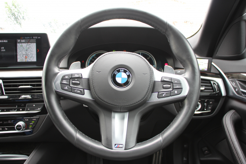 BMW 5シリーズ 523i Mｽﾎﾟｰﾂ ﾊｲﾗｲﾝ 全席ﾋｰﾀｰ黒革 HUD ｼﾞｪｽﾁｬｰｺﾝﾄﾛｰﾙ ﾜｲﾔﾚｽ充電 追従ACC ｽﾃｱﾘﾝｸﾞｻﾎﾟｰﾄ 液晶ﾒｰﾀｰ ﾀｯﾁ画面HDDﾅﾋﾞTV LEDﾍｯﾄﾞﾗｲﾄ ｵｰﾄﾊｲﾋﾞｰﾑ 360度ｶﾒﾗ 電動ﾄﾗﾝｸ 専用ｴｱﾛ ﾊﾟﾄﾞﾙｼﾌﾄ 19AW 2年保証