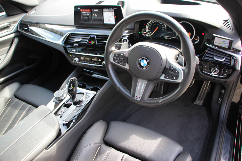 BMW 5シリーズ 523i Mｽﾎﾟｰﾂ ﾊｲﾗｲﾝ 全席ﾋｰﾀｰ黒革 HUD ｼﾞｪｽﾁｬｰｺﾝﾄﾛｰﾙ ﾜｲﾔﾚｽ充電 追従ACC ｽﾃｱﾘﾝｸﾞｻﾎﾟｰﾄ 液晶ﾒｰﾀｰ ﾀｯﾁ画面HDDﾅﾋﾞTV LEDﾍｯﾄﾞﾗｲﾄ ｵｰﾄﾊｲﾋﾞｰﾑ 360度ｶﾒﾗ 電動ﾄﾗﾝｸ 専用ｴｱﾛ ﾊﾟﾄﾞﾙｼﾌﾄ 19AW 2年保証
