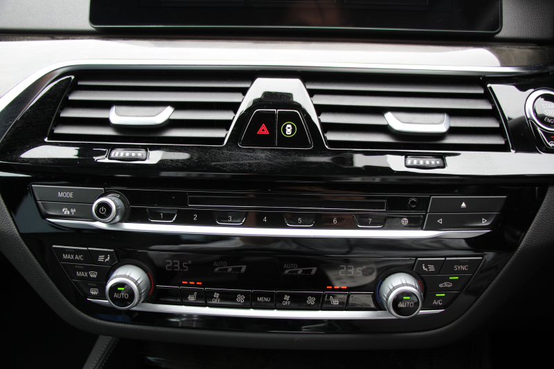 BMW 5シリーズ 523i Mｽﾎﾟｰﾂ ﾊｲﾗｲﾝ 全席ﾋｰﾀｰ黒革 HUD ｼﾞｪｽﾁｬｰｺﾝﾄﾛｰﾙ ﾜｲﾔﾚｽ充電 追従ACC ｽﾃｱﾘﾝｸﾞｻﾎﾟｰﾄ 液晶ﾒｰﾀｰ ﾀｯﾁ画面HDDﾅﾋﾞTV LEDﾍｯﾄﾞﾗｲﾄ ｵｰﾄﾊｲﾋﾞｰﾑ 360度ｶﾒﾗ 電動ﾄﾗﾝｸ 専用ｴｱﾛ ﾊﾟﾄﾞﾙｼﾌﾄ 19AW 2年保証