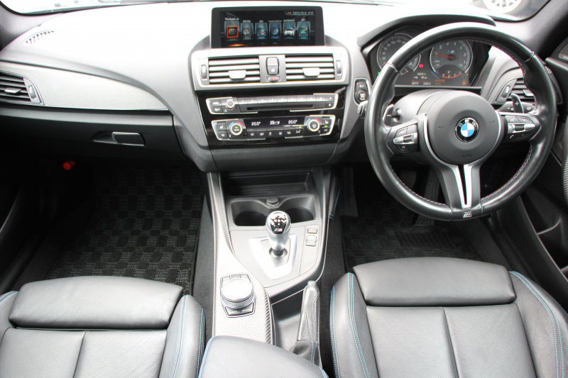 BMW Mシリーズ M2ｸｰﾍﾟMDCT 370馬力 直6ﾀｰﾎﾞ7速DCT ﾋｰﾀｰ黒革 FTPﾁｬｰｼﾞﾊﾟｲﾌﾟﾊｰﾏﾝｶｰﾄﾞﾝ HDDﾅﾋﾞBｶﾒﾗ 専用19AW 専用ﾌﾞﾚｰｷ 衝突軽減ﾌﾞﾚｰｷ 車線逸脱警告 歩行者警告 ﾌﾞﾚｰｷ付ｸﾙｺﾝ ｽﾏｰﾄｷｰ ｶｰﾎﾞﾝｲﾝﾃﾘｱﾄﾘﾑ ﾊﾟﾄﾞﾙｼﾌﾄ 2年保証