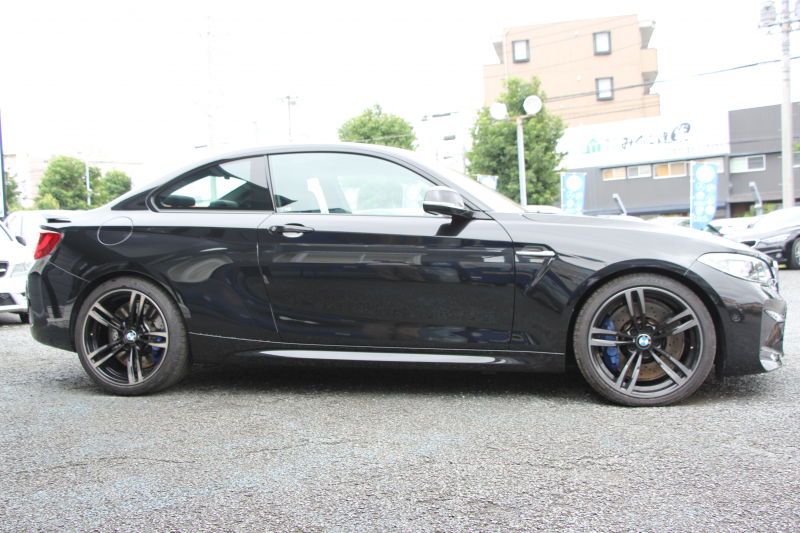 BMW Mシリーズ M2ｸｰﾍﾟMDCT 370馬力 直6ﾀｰﾎﾞ7速DCT ﾋｰﾀｰ黒革 FTPﾁｬｰｼﾞﾊﾟｲﾌﾟﾊｰﾏﾝｶｰﾄﾞﾝ HDDﾅﾋﾞBｶﾒﾗ 専用19AW 専用ﾌﾞﾚｰｷ 衝突軽減ﾌﾞﾚｰｷ 車線逸脱警告 歩行者警告 ﾌﾞﾚｰｷ付ｸﾙｺﾝ ｽﾏｰﾄｷｰ ｶｰﾎﾞﾝｲﾝﾃﾘｱﾄﾘﾑ ﾊﾟﾄﾞﾙｼﾌﾄ 2年保証