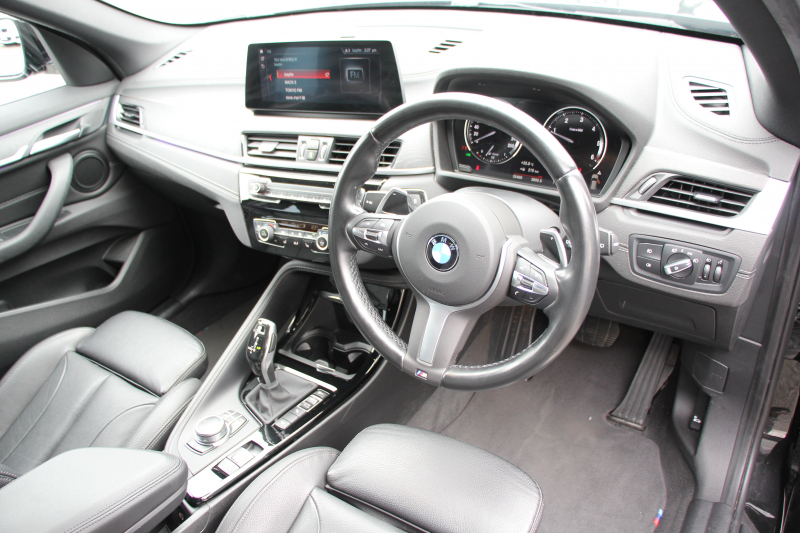 BMW X1 Xdrive18d Mｽﾎﾟｰﾂ ﾊｲﾗｲﾝ ｺﾝﾌｫｰﾄP 後期 ﾌｪｲｽﾘﾌﾄ後 ﾋｰﾀｰ黒革 追従ACC Mｼｰﾄﾍﾞﾙﾄ LEDﾍｯﾄﾞﾗｲﾄ&ﾃｰﾙ ﾀｯﾁﾊﾟﾈﾙ対応HDDﾅﾋﾞﾜｲﾔﾚｽ充電 新ﾒｰﾀｰ Pｱｼｽﾄ 電動ﾄﾗﾝｸ 衝突軽減ﾌﾞﾚｰｷ 車線逸脱警告 歩行者警告 2年保証
