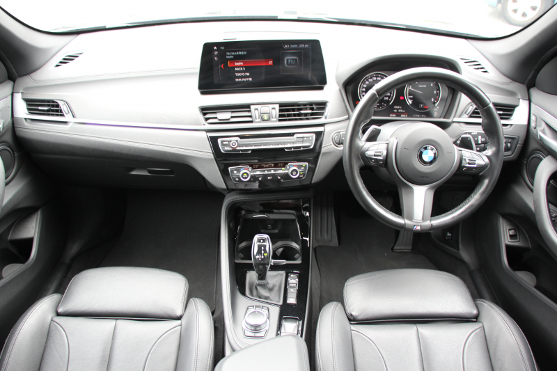 BMW X1 Xdrive18d Mｽﾎﾟｰﾂ ﾊｲﾗｲﾝ ｺﾝﾌｫｰﾄP 後期 ﾌｪｲｽﾘﾌﾄ後 ﾋｰﾀｰ黒革 追従ACC Mｼｰﾄﾍﾞﾙﾄ LEDﾍｯﾄﾞﾗｲﾄ&ﾃｰﾙ ﾀｯﾁﾊﾟﾈﾙ対応HDDﾅﾋﾞﾜｲﾔﾚｽ充電 新ﾒｰﾀｰ Pｱｼｽﾄ 電動ﾄﾗﾝｸ 衝突軽減ﾌﾞﾚｰｷ 車線逸脱警告 歩行者警告 2年保証