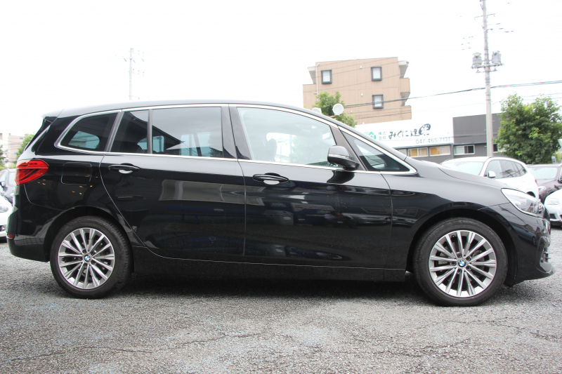 BMW 2シリーズ 218d ｸﾞﾗﾝﾂｱﾗｰ ﾗｸﾞｼﾞｭｱﾘｰ 後期 ﾌｪｲｽﾘﾌﾄ後 3列7人乗 ADｱｸﾃｨﾌﾞｾｰﾌﾃｨ&ｺﾝﾌｫｰﾄP 追従ACC HUD ﾋｰﾀｰ黒革 電動ﾄﾗﾝｸ LEDﾍｯﾄﾞﾗｲﾄ ﾀｯﾁ画面HDDﾅﾋﾞﾊﾟｰｷﾝｸﾞｱｼｽﾄ 衝突軽減ﾌﾞﾚｰｷ 車線逸脱警告 歩行者警告 2年保証