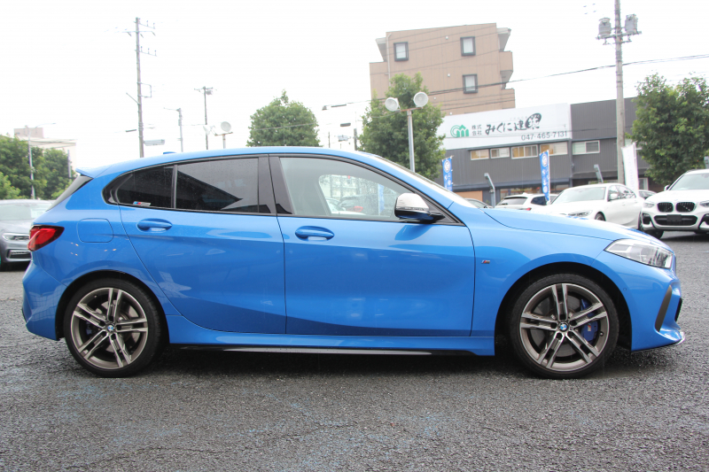 BMW 1シリーズ M135i Xdrive ﾃﾞﾋﾞｭｰP ｺﾝﾌｫｰﾄP 4WD 306馬力 Mｽﾎﾟｰﾂｼｰﾄ ｱﾀﾞﾌﾟﾃｨﾌﾞｻｽ Mｼｰﾄﾍﾞﾙﾄ ｼｰﾄﾋｰﾀｰ BMWﾗｲﾌﾞｺｯｸﾋﾟｯﾄ 追従ACC 電動ﾄﾗﾝｸ ｱｯﾌﾟﾙｶｰﾌﾟﾚｲ 純正HDDﾅﾋﾞPｱｼｽﾄ LEDﾍｯﾄﾞﾗｲﾄ ﾚｰﾝﾁｪﾝｼﾞ警告 衝突軽減ﾌﾞﾚｰｷ 2年保証