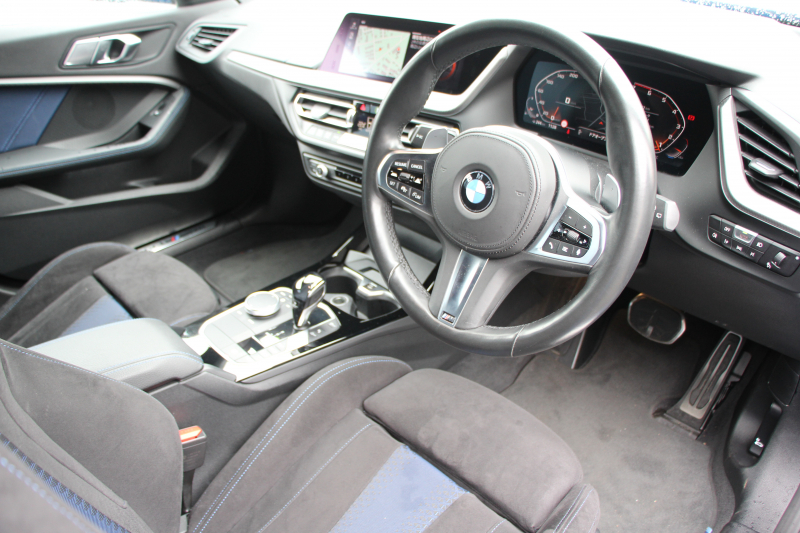 BMW 1シリーズ M135i Xdrive ﾃﾞﾋﾞｭｰP ｺﾝﾌｫｰﾄP 4WD 306馬力 Mｽﾎﾟｰﾂｼｰﾄ ｱﾀﾞﾌﾟﾃｨﾌﾞｻｽ Mｼｰﾄﾍﾞﾙﾄ ｼｰﾄﾋｰﾀｰ BMWﾗｲﾌﾞｺｯｸﾋﾟｯﾄ 追従ACC 電動ﾄﾗﾝｸ ｱｯﾌﾟﾙｶｰﾌﾟﾚｲ 純正HDDﾅﾋﾞPｱｼｽﾄ LEDﾍｯﾄﾞﾗｲﾄ ﾚｰﾝﾁｪﾝｼﾞ警告 衝突軽減ﾌﾞﾚｰｷ 2年保証