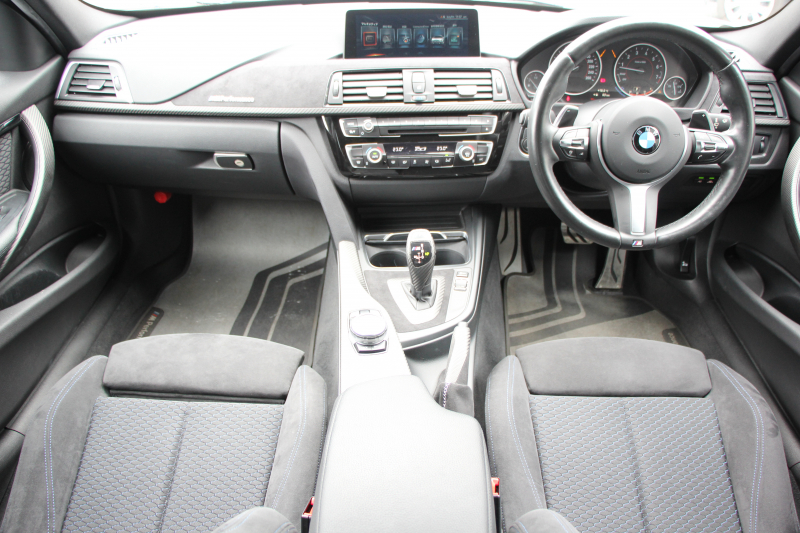 BMW 3シリーズ 320i Mｽﾎﾟｰﾂ 後期 8A新EG Mﾊﾟﾌｫｰﾏﾝｽｴｱﾛ&内装ﾄﾘﾑ&ﾃｰﾙ 追従ACC LEDﾍｯﾄﾞﾗｲﾄ LEDﾃｰﾙ HDDﾅﾋﾞBｶﾒﾗ ｽﾏｰﾄｷｰ Bluetooth接続 衝突軽減ﾌﾞﾚｰｷ 車線逸脱警告 歩行者警告 ﾊﾟﾄﾞﾙｼﾌﾄ ﾒﾓﾘｰ付電動ｼｰﾄ 2年保証