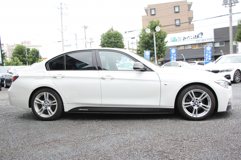 BMW 3シリーズ 320i Mｽﾎﾟｰﾂ 後期 8A新EG Mﾊﾟﾌｫｰﾏﾝｽｴｱﾛ&内装ﾄﾘﾑ&ﾃｰﾙ 追従ACC LEDﾍｯﾄﾞﾗｲﾄ LEDﾃｰﾙ HDDﾅﾋﾞBｶﾒﾗ ｽﾏｰﾄｷｰ Bluetooth接続 衝突軽減ﾌﾞﾚｰｷ 車線逸脱警告 歩行者警告 ﾊﾟﾄﾞﾙｼﾌﾄ ﾒﾓﾘｰ付電動ｼｰﾄ 2年保証