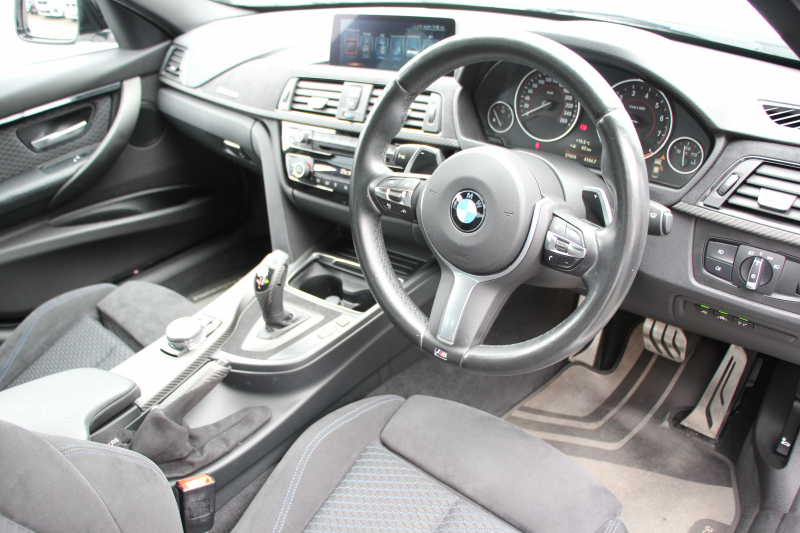 BMW 3シリーズ 320i Mｽﾎﾟｰﾂ 後期 8A新EG Mﾊﾟﾌｫｰﾏﾝｽｴｱﾛ&内装ﾄﾘﾑ&ﾃｰﾙ 追従ACC LEDﾍｯﾄﾞﾗｲﾄ LEDﾃｰﾙ HDDﾅﾋﾞBｶﾒﾗ ｽﾏｰﾄｷｰ Bluetooth接続 衝突軽減ﾌﾞﾚｰｷ 車線逸脱警告 歩行者警告 ﾊﾟﾄﾞﾙｼﾌﾄ ﾒﾓﾘｰ付電動ｼｰﾄ 2年保証