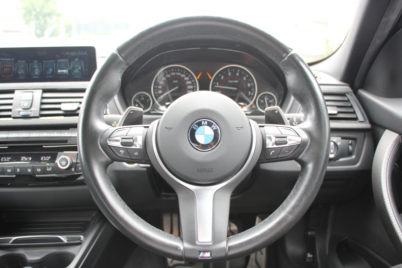 BMW 3シリーズ 320i Mｽﾎﾟｰﾂ 後期 8A新EG Mﾊﾟﾌｫｰﾏﾝｽｴｱﾛ&内装ﾄﾘﾑ&ﾃｰﾙ 追従ACC LEDﾍｯﾄﾞﾗｲﾄ LEDﾃｰﾙ HDDﾅﾋﾞBｶﾒﾗ ｽﾏｰﾄｷｰ Bluetooth接続 衝突軽減ﾌﾞﾚｰｷ 車線逸脱警告 歩行者警告 ﾊﾟﾄﾞﾙｼﾌﾄ ﾒﾓﾘｰ付電動ｼｰﾄ 2年保証