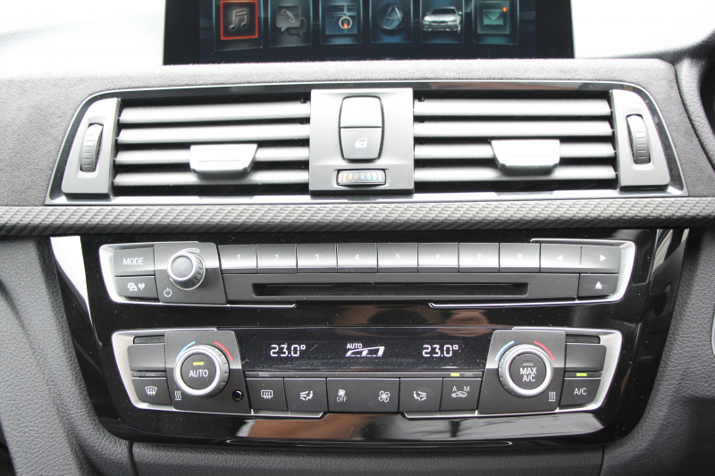 BMW 3シリーズ 320i Mｽﾎﾟｰﾂ 後期 8A新EG Mﾊﾟﾌｫｰﾏﾝｽｴｱﾛ&内装ﾄﾘﾑ&ﾃｰﾙ 追従ACC LEDﾍｯﾄﾞﾗｲﾄ LEDﾃｰﾙ HDDﾅﾋﾞBｶﾒﾗ ｽﾏｰﾄｷｰ Bluetooth接続 衝突軽減ﾌﾞﾚｰｷ 車線逸脱警告 歩行者警告 ﾊﾟﾄﾞﾙｼﾌﾄ ﾒﾓﾘｰ付電動ｼｰﾄ 2年保証
