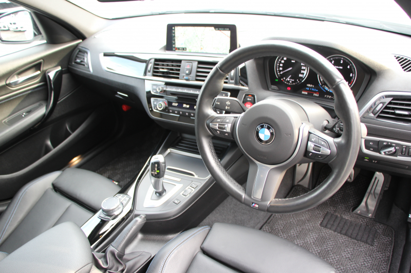 BMW 1シリーズ 118d Mｽﾎﾟｰﾂ ｴﾃﾞｨｼｮﾝｼｬﾄﾞｰ ｱｯﾌﾟｸﾞﾚｰﾄﾞP 特別限定車 後期 ﾋｰﾀｰ黒革 ｼｰﾄﾒﾓﾘｰ 電動ｼｰﾄ ﾀﾞｰｸLEDﾍｯﾄﾞﾗｲﾄ 追従ACC HI-FIｽﾋﾟｰｶｰ ﾀｯﾁ画面HDDﾅﾋﾞBｶﾒﾗ Bluetoothｵｰﾃﾞｨｵ 衝突軽減ﾌﾞﾚｰｷ 車線逸脱警告 歩行者警告 2年保証