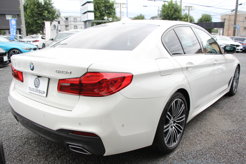 BMW 5シリーズ 523d Mｽﾎﾟｰﾂ ﾊｲﾗｲﾝ 変更後ﾓﾃﾞﾙ 1ｵｰﾅ 新液晶ﾒｰﾀｰ 燃費21.5km/L 全席ﾋｰﾀｰ黒革 HUD LEDﾍｯﾄﾞﾗｲﾄ 追従ACC ｽﾃｱﾘﾝｸﾞｻﾎﾟｰﾄ ｵｰﾄﾊｲﾋﾞｰﾑ ﾀｯﾁ画面HDDﾅﾋﾞﾌﾙｾｸﾞTV 360度ｶﾒﾗ 電動ﾄﾗﾝｸ 専用ｴｱﾛ 19AW ﾊﾟﾄﾞﾙｼﾌﾄ ｱﾝﾋﾞｴﾝﾄﾗｲﾄ 2年保証