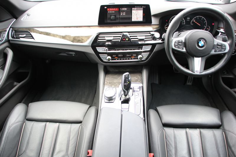 BMW 5シリーズ 523d Mｽﾎﾟｰﾂ ﾊｲﾗｲﾝ 変更後ﾓﾃﾞﾙ 1ｵｰﾅ 新液晶ﾒｰﾀｰ 燃費21.5km/L 全席ﾋｰﾀｰ黒革 HUD LEDﾍｯﾄﾞﾗｲﾄ 追従ACC ｽﾃｱﾘﾝｸﾞｻﾎﾟｰﾄ ｵｰﾄﾊｲﾋﾞｰﾑ ﾀｯﾁ画面HDDﾅﾋﾞﾌﾙｾｸﾞTV 360度ｶﾒﾗ 電動ﾄﾗﾝｸ 専用ｴｱﾛ 19AW ﾊﾟﾄﾞﾙｼﾌﾄ ｱﾝﾋﾞｴﾝﾄﾗｲﾄ 2年保証