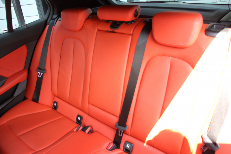 BMW 1シリーズ 118d Mｽﾎﾟｰﾂ ﾊｲﾗｲﾝ ｺﾝﾌｫｰﾄP 1ｵｰﾅ ﾋｰﾀｰ付ﾏｸﾞﾏﾚｯﾄﾞﾚｻﾞｰ 追従ACC 電動ﾘｱｹﾞｰﾄ 50thｴﾝﾌﾞﾚﾑ idriveﾅﾋﾞｹﾞｰｼｮﾝP BMWﾗｲﾌﾞｺｯｸﾋﾟｯﾄ ｱｯﾌﾟﾙｶｰﾌﾟﾚｲ LEDﾍｯﾄﾞﾗｲﾄ Pｱｼｽﾄ 18AW 専用ｴｱﾛ 2年保証