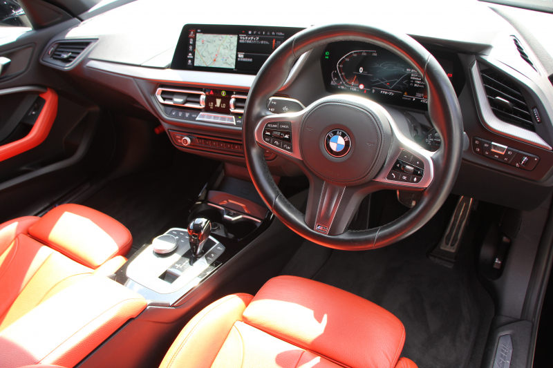 BMW 1シリーズ 118d Mｽﾎﾟｰﾂ ﾊｲﾗｲﾝ ｺﾝﾌｫｰﾄP 1ｵｰﾅ ﾋｰﾀｰ付ﾏｸﾞﾏﾚｯﾄﾞﾚｻﾞｰ 追従ACC 電動ﾘｱｹﾞｰﾄ 50thｴﾝﾌﾞﾚﾑ idriveﾅﾋﾞｹﾞｰｼｮﾝP BMWﾗｲﾌﾞｺｯｸﾋﾟｯﾄ ｱｯﾌﾟﾙｶｰﾌﾟﾚｲ LEDﾍｯﾄﾞﾗｲﾄ Pｱｼｽﾄ 18AW 専用ｴｱﾛ 2年保証
