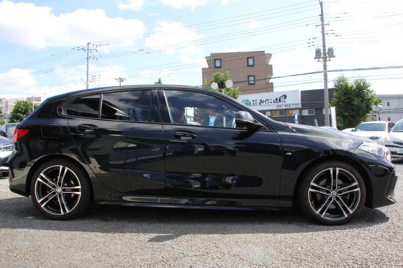 BMW 1シリーズ 118d Mｽﾎﾟｰﾂ ﾊｲﾗｲﾝ ｺﾝﾌｫｰﾄP 1ｵｰﾅ ﾋｰﾀｰ付ﾏｸﾞﾏﾚｯﾄﾞﾚｻﾞｰ 追従ACC 電動ﾘｱｹﾞｰﾄ 50thｴﾝﾌﾞﾚﾑ idriveﾅﾋﾞｹﾞｰｼｮﾝP BMWﾗｲﾌﾞｺｯｸﾋﾟｯﾄ ｱｯﾌﾟﾙｶｰﾌﾟﾚｲ LEDﾍｯﾄﾞﾗｲﾄ Pｱｼｽﾄ 18AW 専用ｴｱﾛ 2年保証