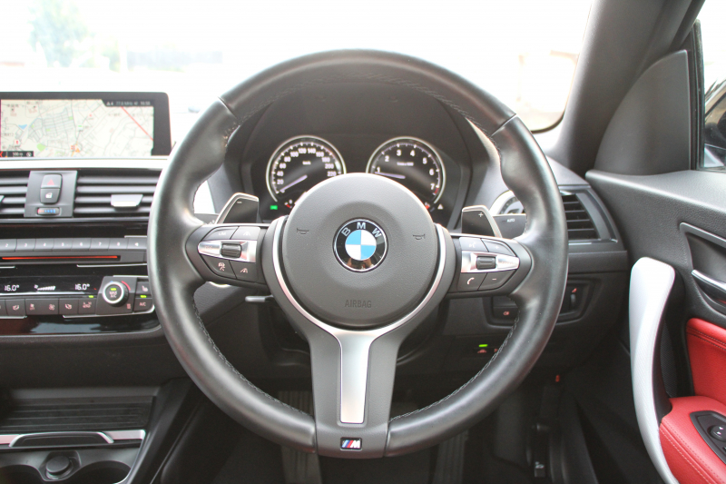 BMW 2シリーズ M240i ｸｰﾍﾟ後期 B58新ｴﾝｼﾞﾝ 直6ﾀｰﾎﾞ340馬力 ﾋｰﾀｰ赤革 追従ACC LEDﾍｯﾄﾞﾗｲﾄ LEDﾃｰﾙ ｱﾀﾞﾌﾟﾃｨﾌﾞMｻｽ 専用ﾌﾞﾚｰｷ ﾀｯﾁ画面HDDﾅﾋﾞPｱｼｽﾄ ﾊﾟﾄﾞﾙｼﾌﾄ 8速AT 衝突軽減ﾌﾞﾚｰｷ 車線逸脱警告 歩行者警告 2