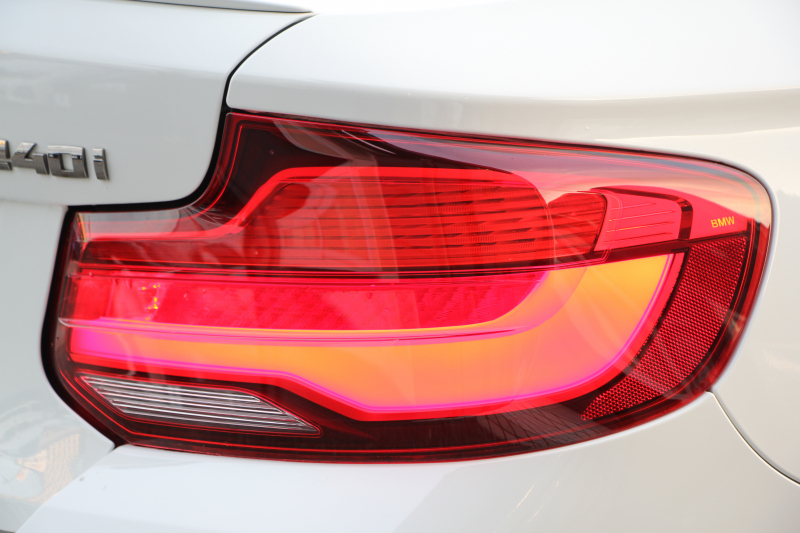 BMW 2シリーズ M240i ｸｰﾍﾟ後期 B58新ｴﾝｼﾞﾝ 直6ﾀｰﾎﾞ340馬力 ﾋｰﾀｰ赤革 追従ACC LEDﾍｯﾄﾞﾗｲﾄ LEDﾃｰﾙ ｱﾀﾞﾌﾟﾃｨﾌﾞMｻｽ 専用ﾌﾞﾚｰｷ ﾀｯﾁ画面HDDﾅﾋﾞPｱｼｽﾄ ﾊﾟﾄﾞﾙｼﾌﾄ 8速AT 衝突軽減ﾌﾞﾚｰｷ 車線逸脱警告 歩行者警告 2