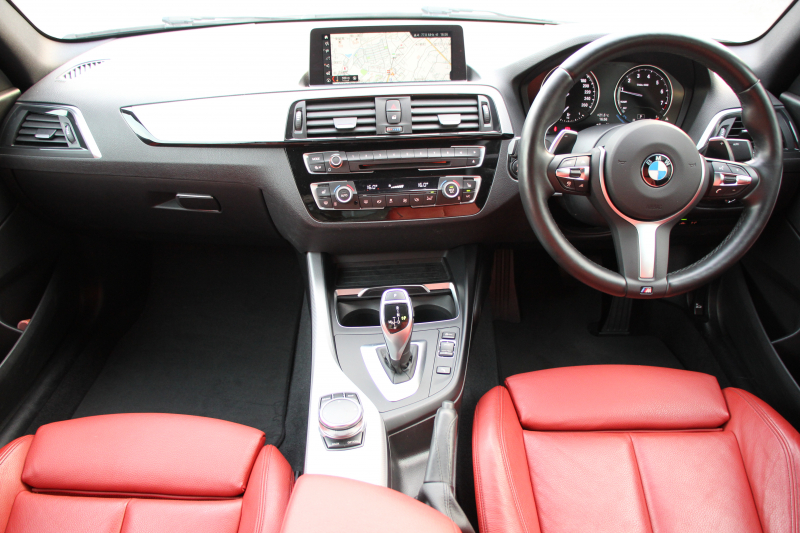 BMW 2シリーズ M240i ｸｰﾍﾟ後期 B58新ｴﾝｼﾞﾝ 直6ﾀｰﾎﾞ340馬力 ﾋｰﾀｰ赤革 追従ACC LEDﾍｯﾄﾞﾗｲﾄ LEDﾃｰﾙ ｱﾀﾞﾌﾟﾃｨﾌﾞMｻｽ 専用ﾌﾞﾚｰｷ ﾀｯﾁ画面HDDﾅﾋﾞPｱｼｽﾄ ﾊﾟﾄﾞﾙｼﾌﾄ 8速AT 衝突軽減ﾌﾞﾚｰｷ 車線逸脱警告 歩行者警告 2