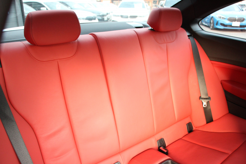 BMW 2シリーズ M240i ｸｰﾍﾟ後期 B58新ｴﾝｼﾞﾝ 直6ﾀｰﾎﾞ340馬力 ﾋｰﾀｰ赤革 追従ACC LEDﾍｯﾄﾞﾗｲﾄ LEDﾃｰﾙ ｱﾀﾞﾌﾟﾃｨﾌﾞMｻｽ 専用ﾌﾞﾚｰｷ ﾀｯﾁ画面HDDﾅﾋﾞPｱｼｽﾄ ﾊﾟﾄﾞﾙｼﾌﾄ 8速AT 衝突軽減ﾌﾞﾚｰｷ 車線逸脱警告 歩行者警告 2