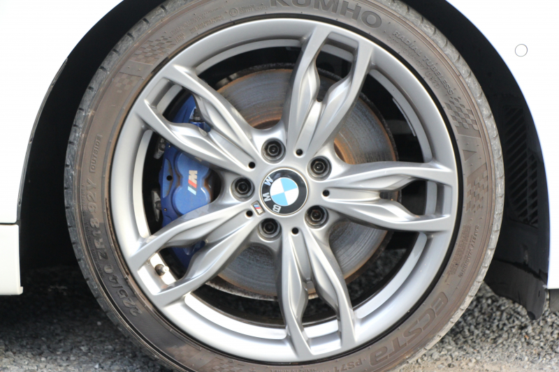 BMW 2シリーズ M240i ｸｰﾍﾟ後期 B58新ｴﾝｼﾞﾝ 直6ﾀｰﾎﾞ340馬力 ﾋｰﾀｰ赤革 追従ACC LEDﾍｯﾄﾞﾗｲﾄ LEDﾃｰﾙ ｱﾀﾞﾌﾟﾃｨﾌﾞMｻｽ 専用ﾌﾞﾚｰｷ ﾀｯﾁ画面HDDﾅﾋﾞPｱｼｽﾄ ﾊﾟﾄﾞﾙｼﾌﾄ 8速AT 衝突軽減ﾌﾞﾚｰｷ 車線逸脱警告 歩行者警告 2