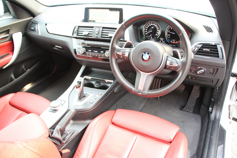 BMW 2シリーズ M240i ｸｰﾍﾟ後期 B58新ｴﾝｼﾞﾝ 直6ﾀｰﾎﾞ340馬力 ﾋｰﾀｰ赤革 追従ACC LEDﾍｯﾄﾞﾗｲﾄ LEDﾃｰﾙ ｱﾀﾞﾌﾟﾃｨﾌﾞMｻｽ 専用ﾌﾞﾚｰｷ ﾀｯﾁ画面HDDﾅﾋﾞPｱｼｽﾄ ﾊﾟﾄﾞﾙｼﾌﾄ 8速AT 衝突軽減ﾌﾞﾚｰｷ 車線逸脱警告 歩行者警告 2